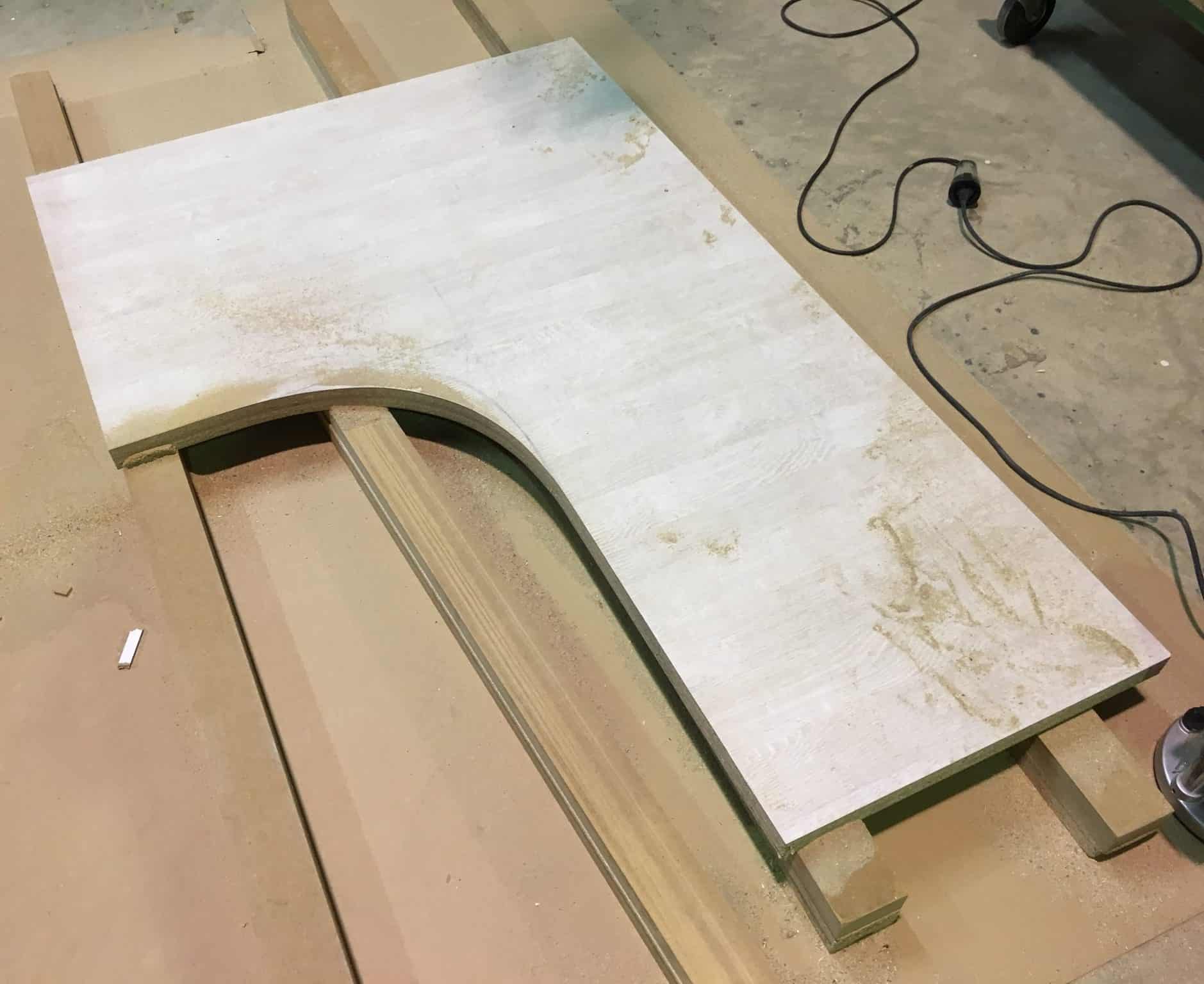 Escritorio en L con forma curva fabricado a medida — Vaisac Mobles