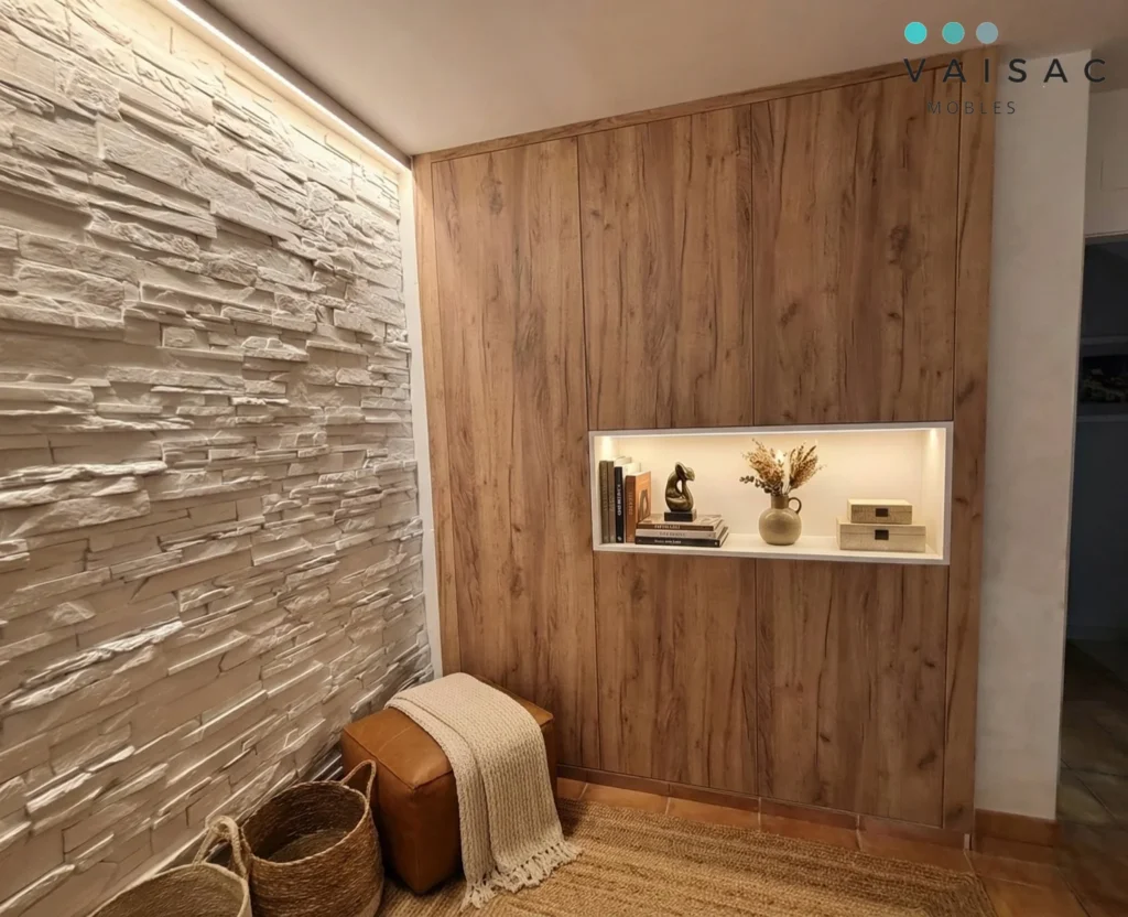 Panelado de madera a medida con hornacina iluminada junto a pared de piedra