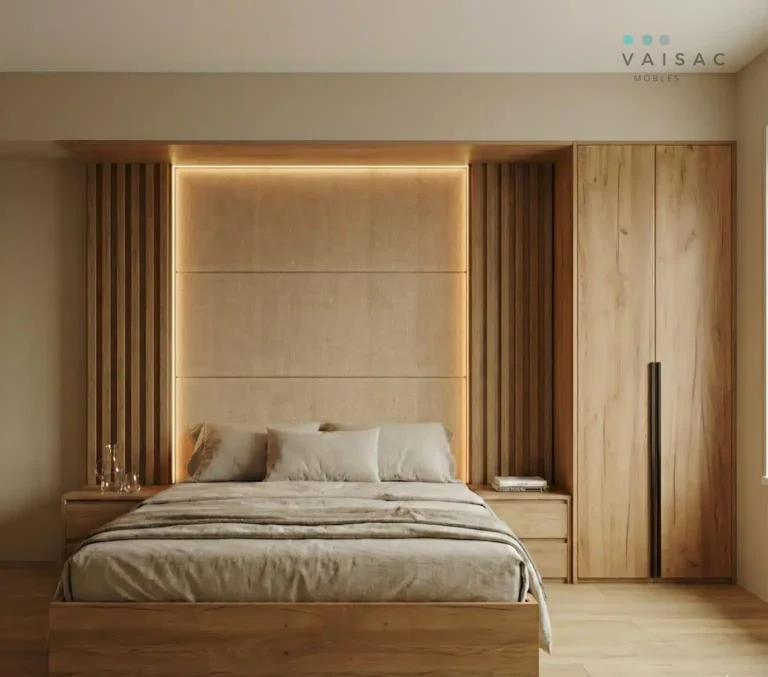 Dormitorio de matrimonio a medida con cabecero panelado e iluminación LED
