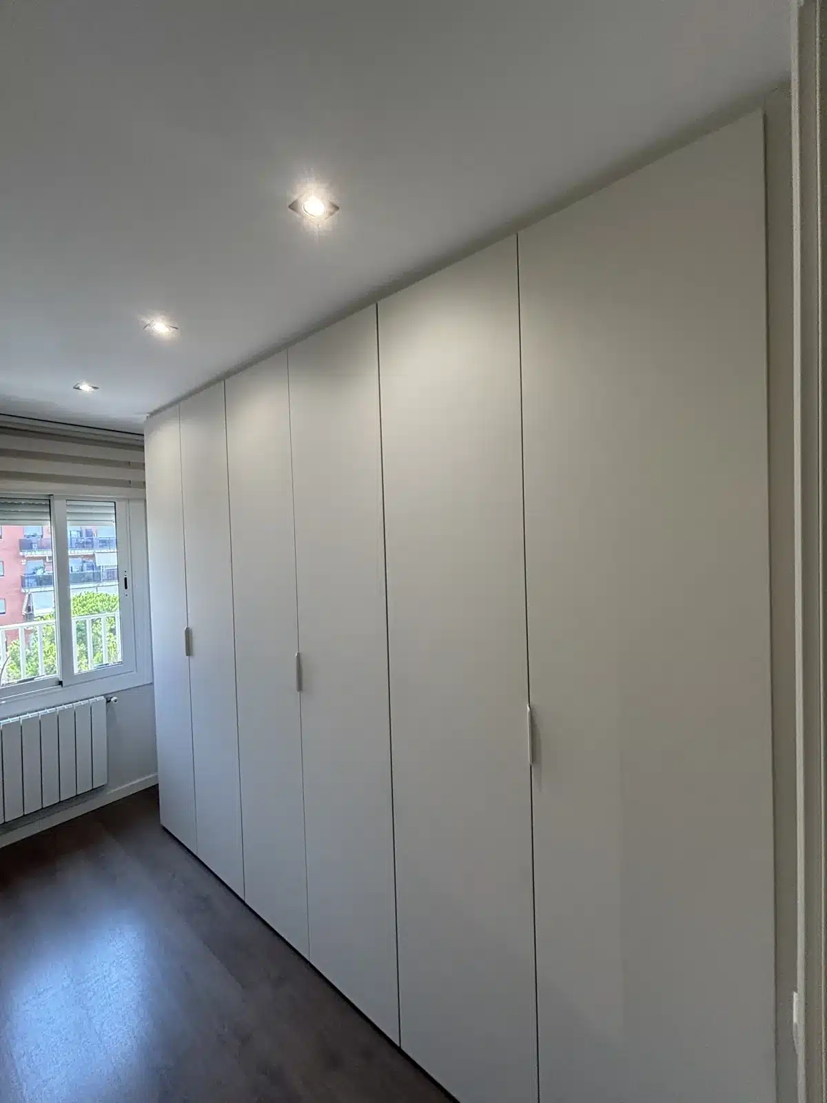 Armario a medida de seis puertas batientes en blanco roto en Sabadell — Vaisac Mobles