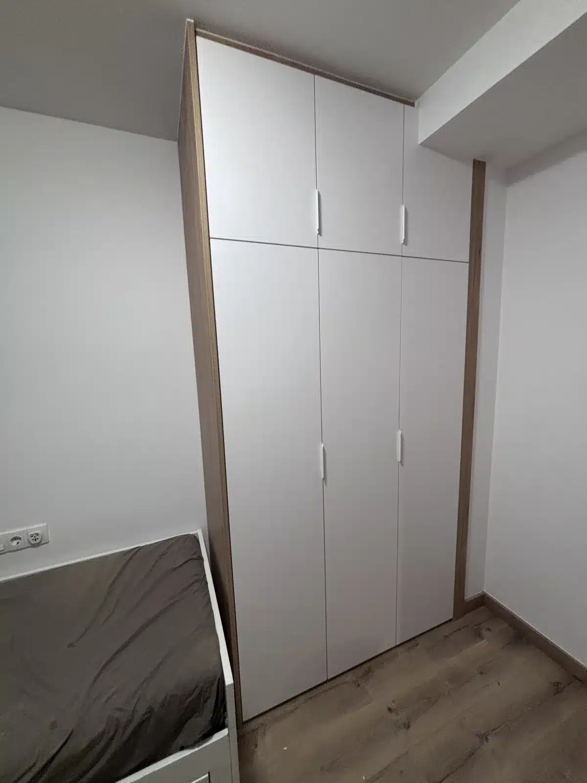 Armario a medida de tres puertas batientes con encaje en el techo en Sabadell — Vaisac Mobles