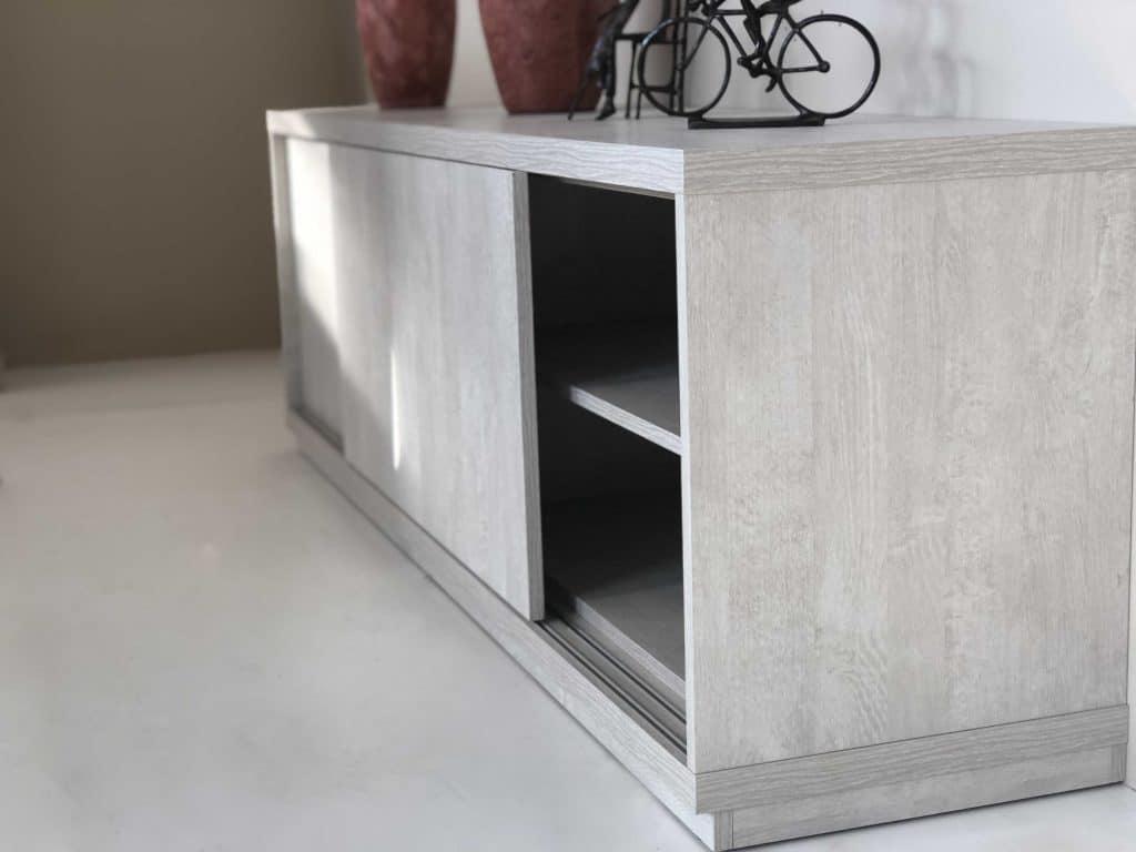 Mueble de comedor con puertas correderas abiertas en acabado roble gris