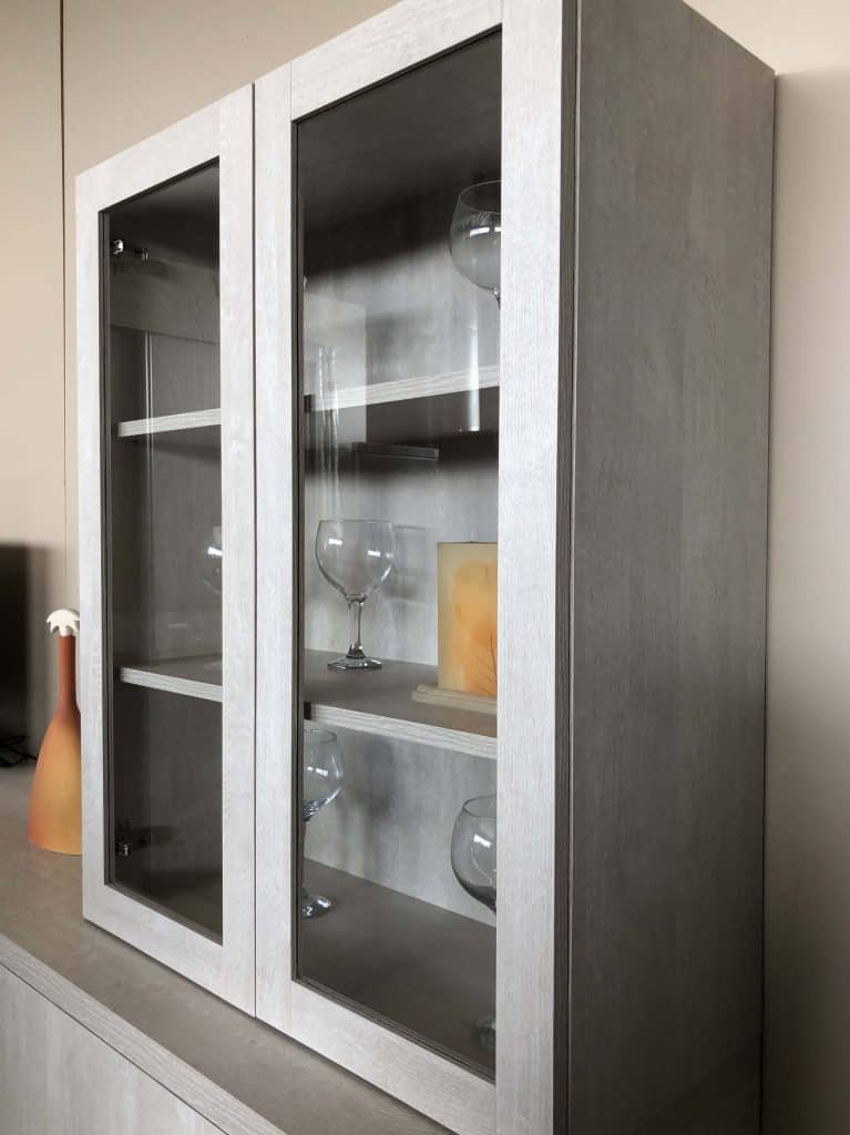 Vitrina de cristal sobre armario de puertas correderas