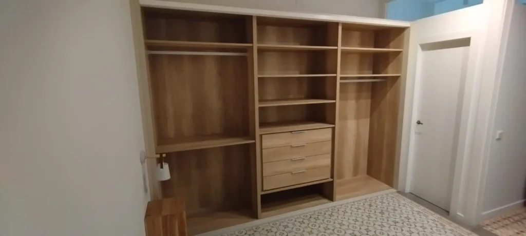 Interior de armario de tres cuerpos