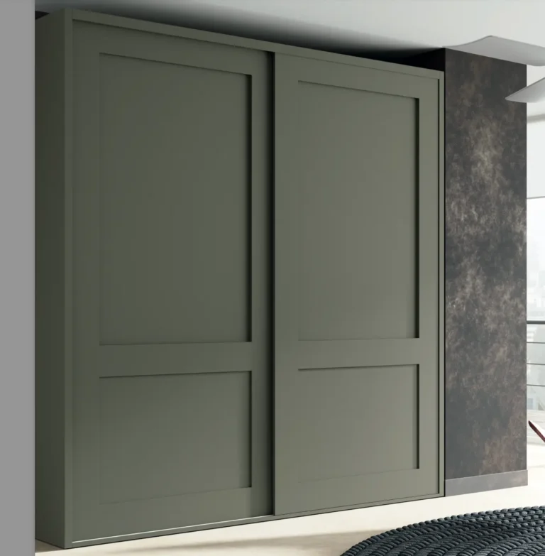 Armario de dos puertas enmarcadas en laca
