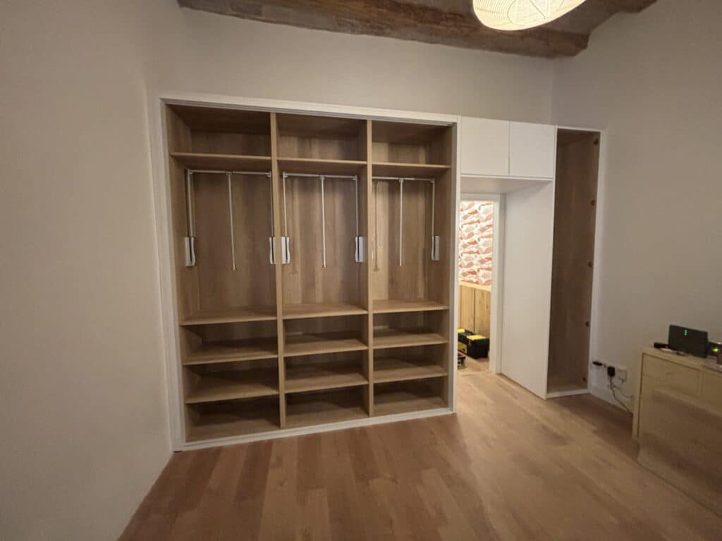 Interior de armario con barras abatibles