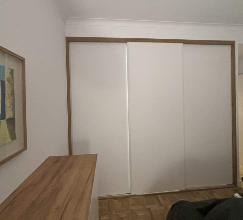 Frente de tres puertas correderas