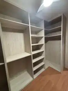 Vestidor abierto con escritorio