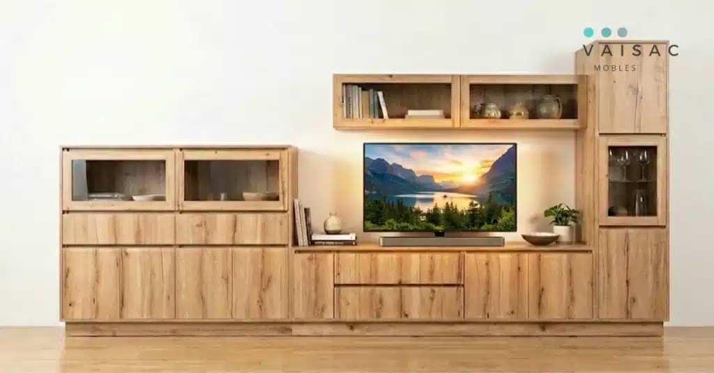 Mueble de salón a medida en roble con zona de TV, vitrinas y estantes de pared a pared