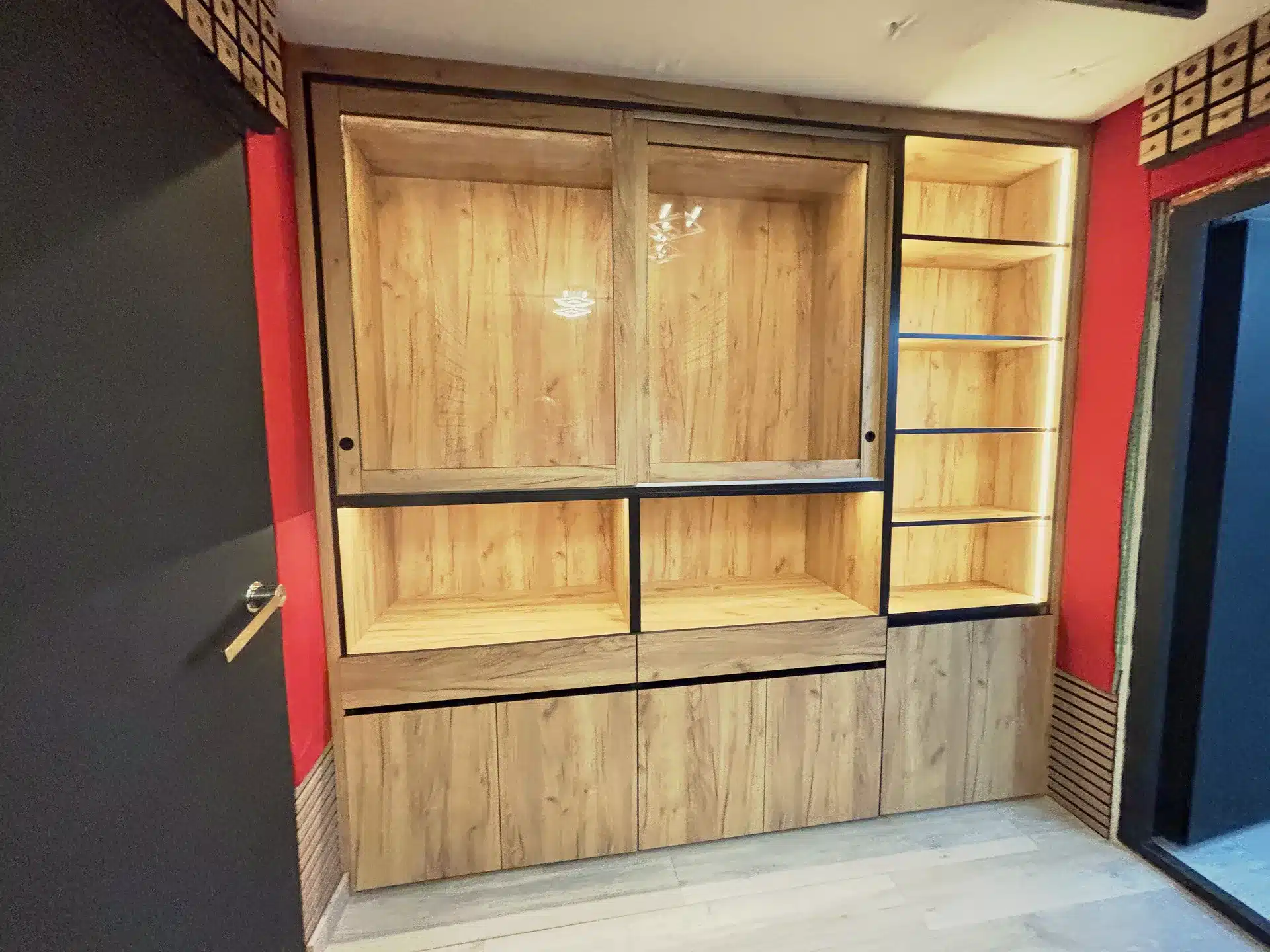 Muebles de madera esquineros a medida en estudio de grabación con paneles acústicos negros